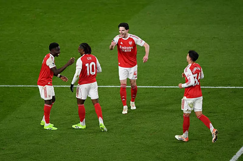 بعد سيناريو مثير.. هل يسير أرسنال على خطى 4 أندية توجت بلقب بريميرليج؟